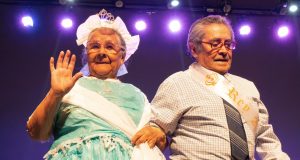 En Ovalle personas mayores se lucieron en desfile de modas con trajes reciclables.